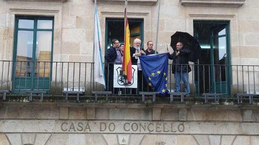 Momento en que los portavocez retiran la bandera. // FdV