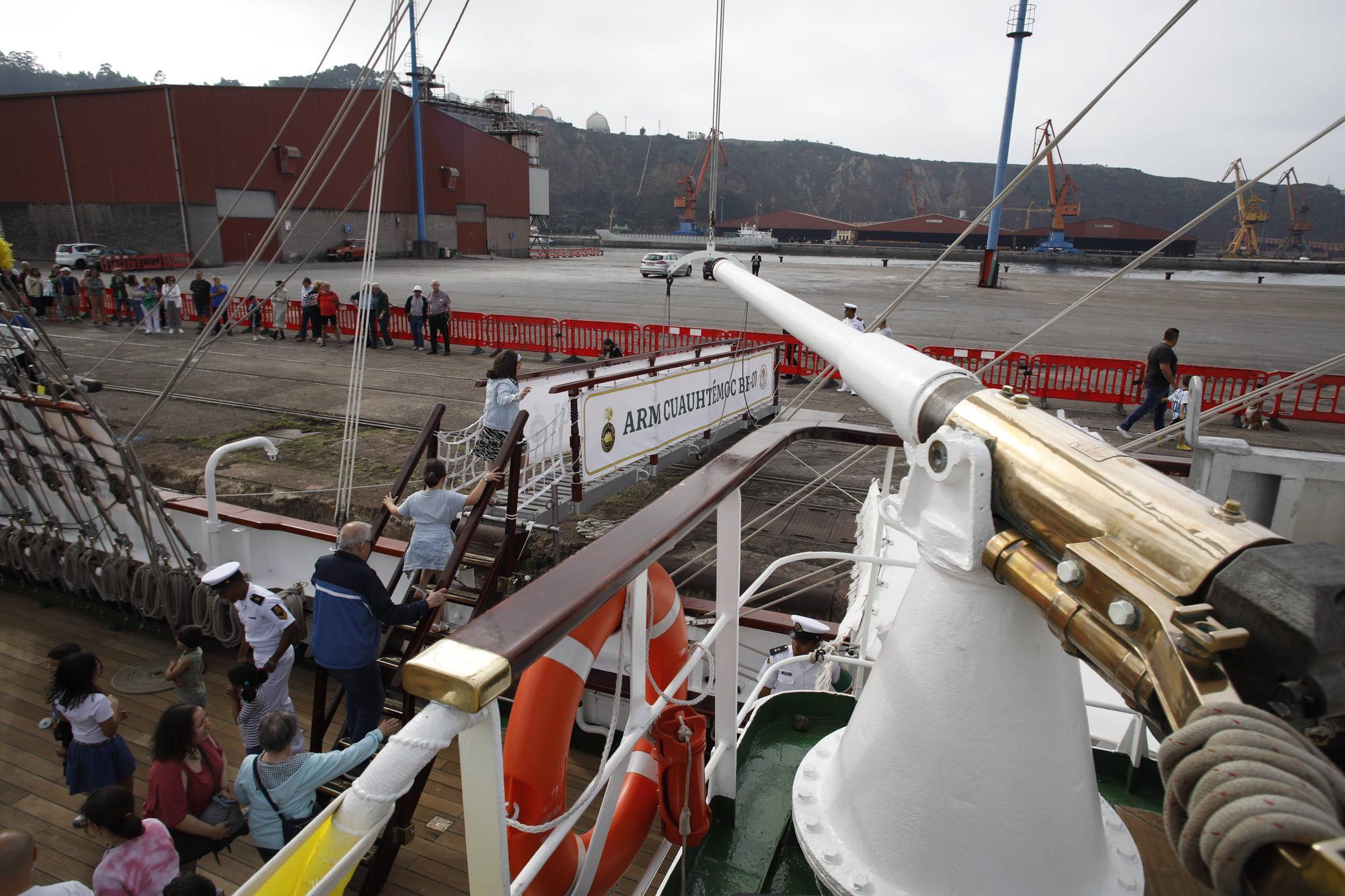 En imágenes: Colas en el puerto de Gijón para visitar el buque escuela de la Armada de México