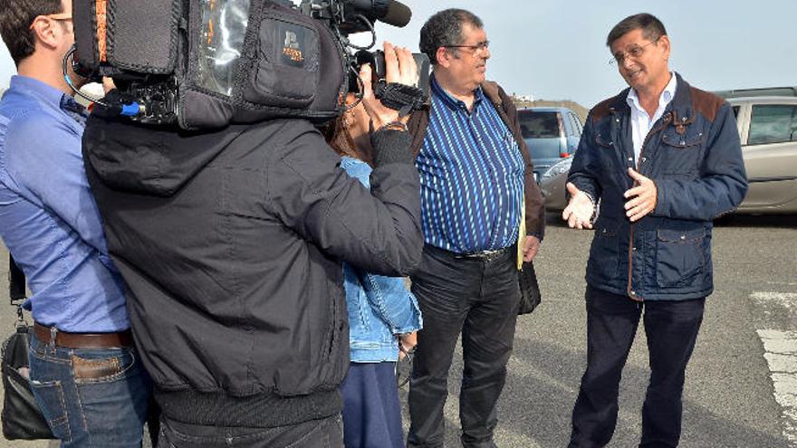 Santiago Rodríguez (derecha) y Antonio Reyes, abogado de la familia, después de la visita a la familia de Jinámar.