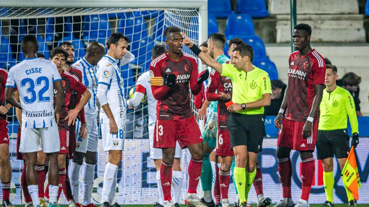 Hernández Maestro muestra la segunda amarilla a Francés en presencia de Jair en Leganés.