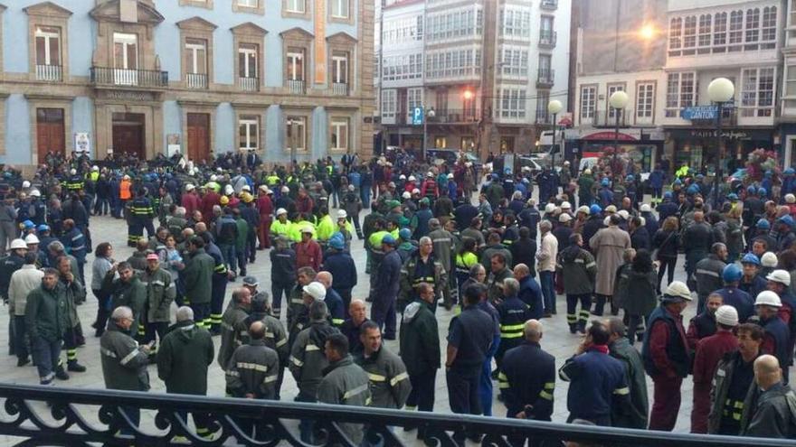 Concentración de trabajadores de Navantia, ayer en la Plaza de la Constitución de Ferrol.