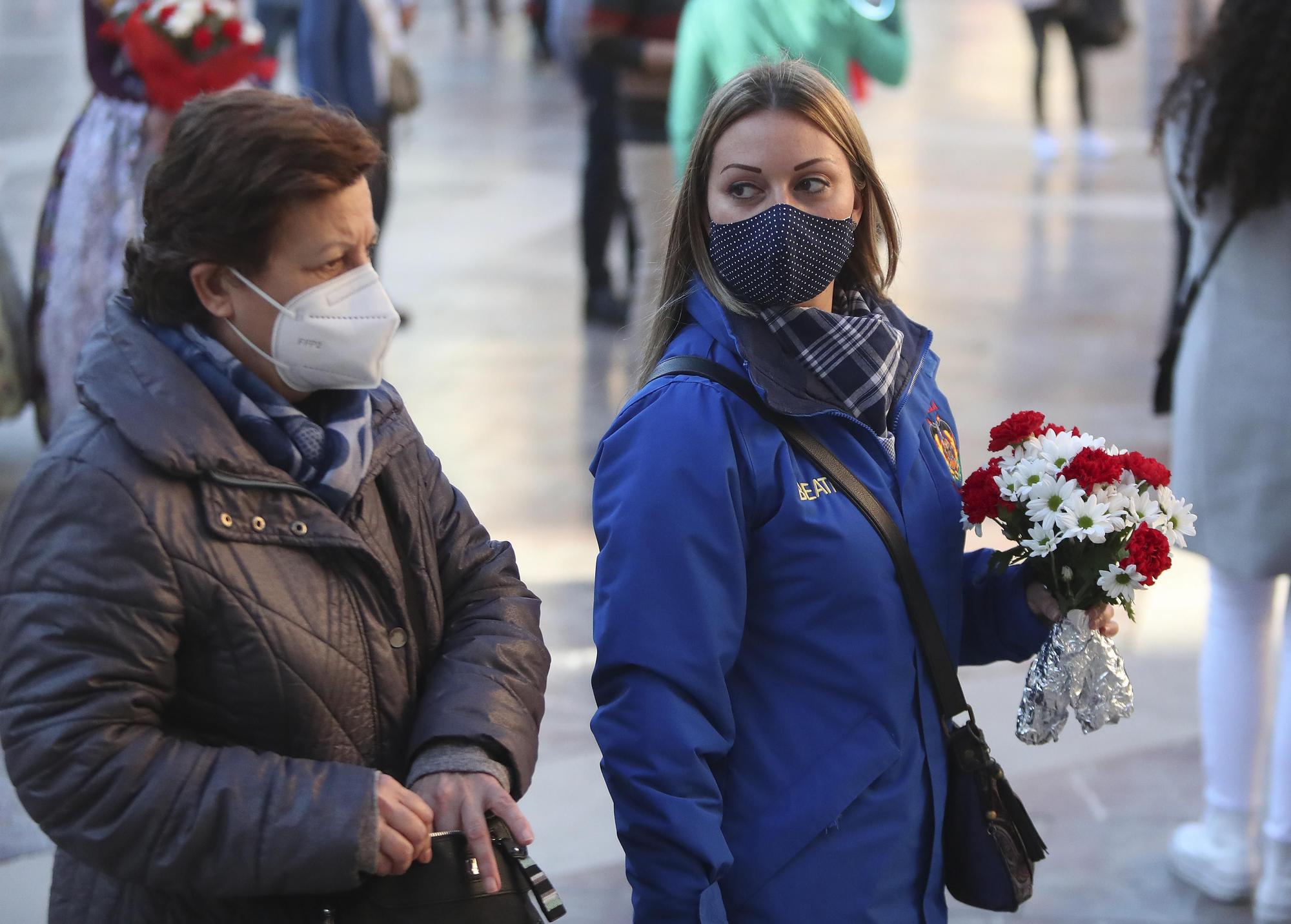 Flores de los falleros a la Virgen en el primer día de la "no ofrenda"