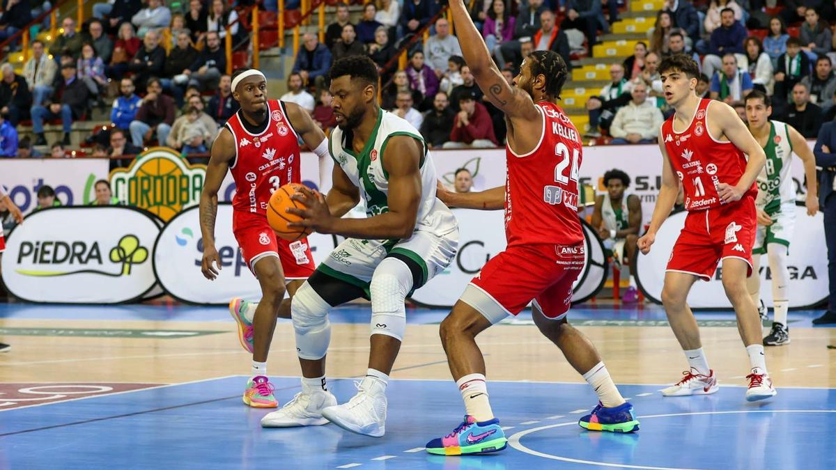 Aboubacar intenta superar a un rival.