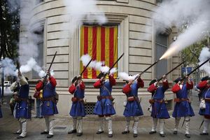 Partits polítics i institucions catalanes han fet la tradicional ofrena floral davant del monument de Rafael Casanova, en una plujosa Diada de l’Onze de Setembre.