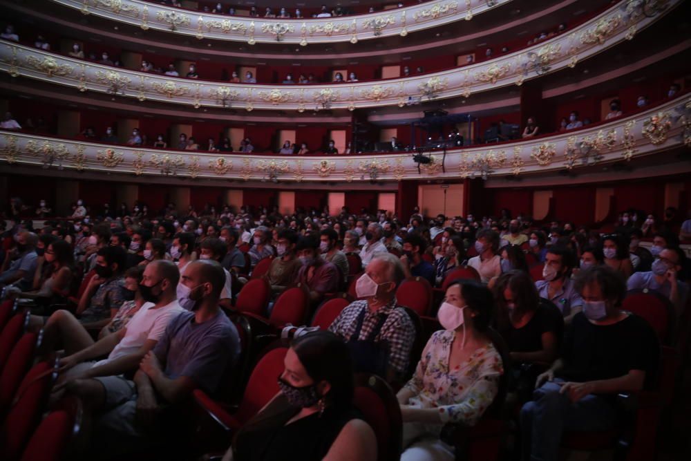 Miquel Serra brinda un gran directo entre amigos en el Teatre Principal