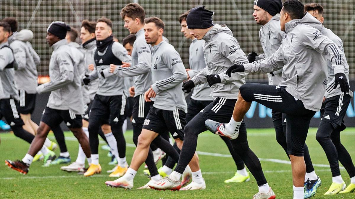 Los jugadores del Celta, durante el entrenamiento
celebrado en la mañana de ayer en la ciudad deportiva Afouteza.  | // RCCV