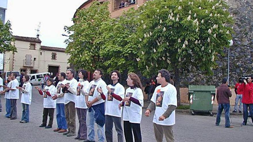 Activistes antitaurins, en una de les protestes davant de la plaça de toros d&#039;Olot, el 2005.