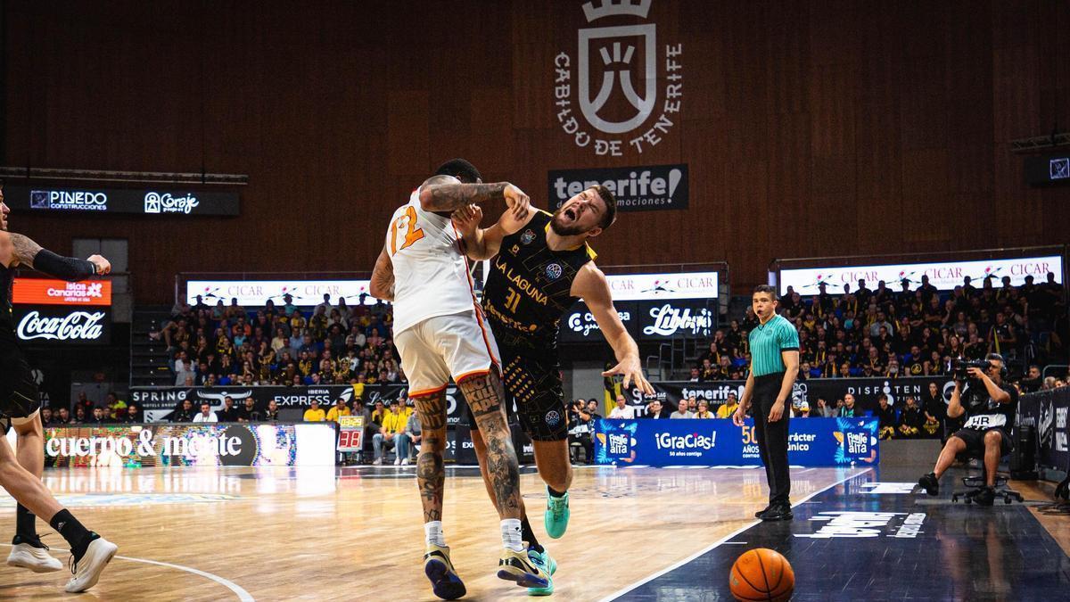 Giedraitis, parado en falta en el Canarias-Galatasaray de la BCL 25/26.