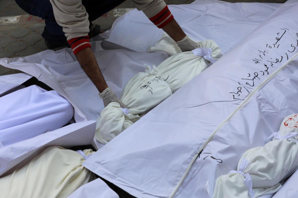 Cadáveres de varios palestinos muertos a causa de un ataque del Ejército de Israel contra la ciudad de Gaza, situada en el norte de la Franja de Gaza (archivo)