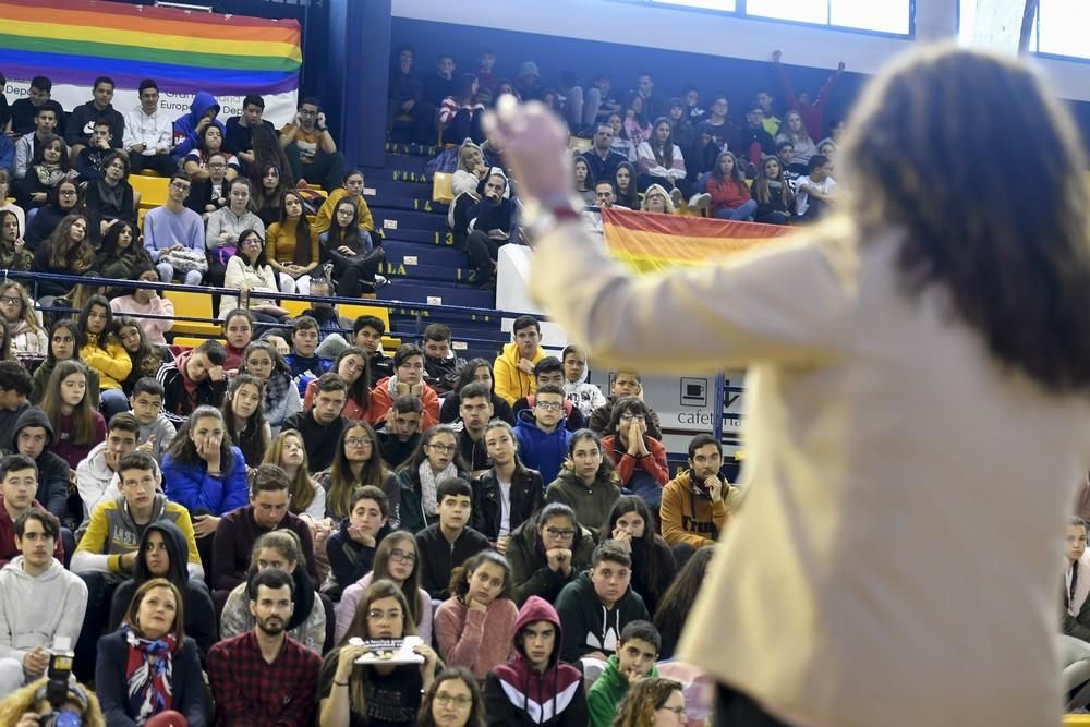 La diputada Carla Antonelli, con estudiantes de Secundaria en el Centro Insular de Deportes