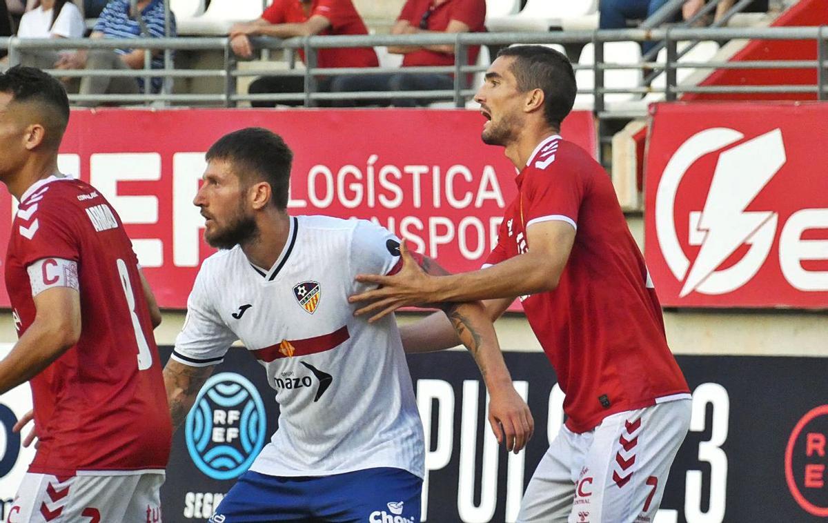 La UD Alzira estrenó nueva equipación visitante, con el escudo municipal. | UD ALZIRA