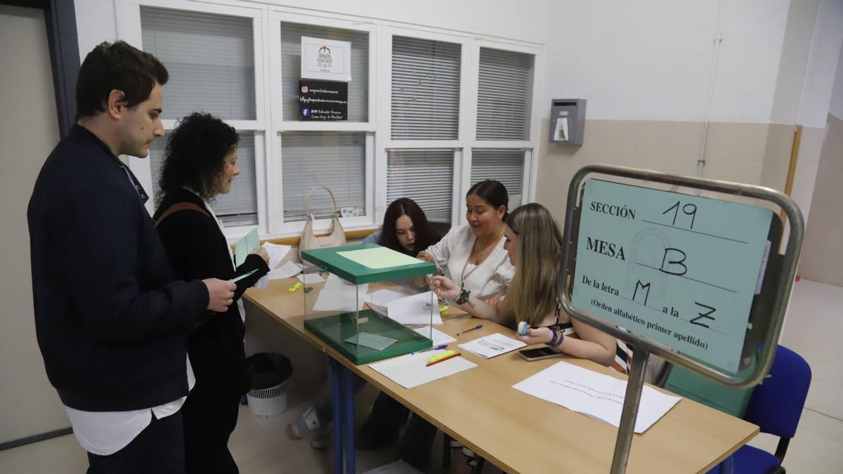 Votación en una mesa electoral de Córdoba