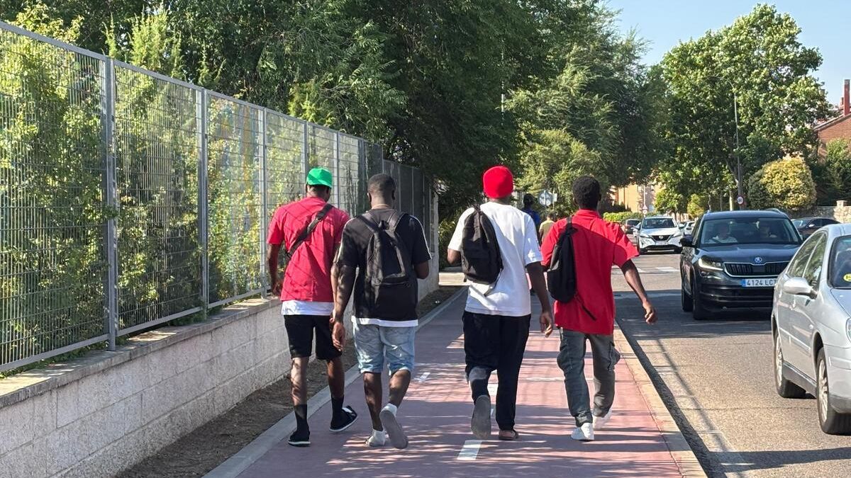 Grupo de inmigrantes en los alrededores del centro, en Alcalá de Henares