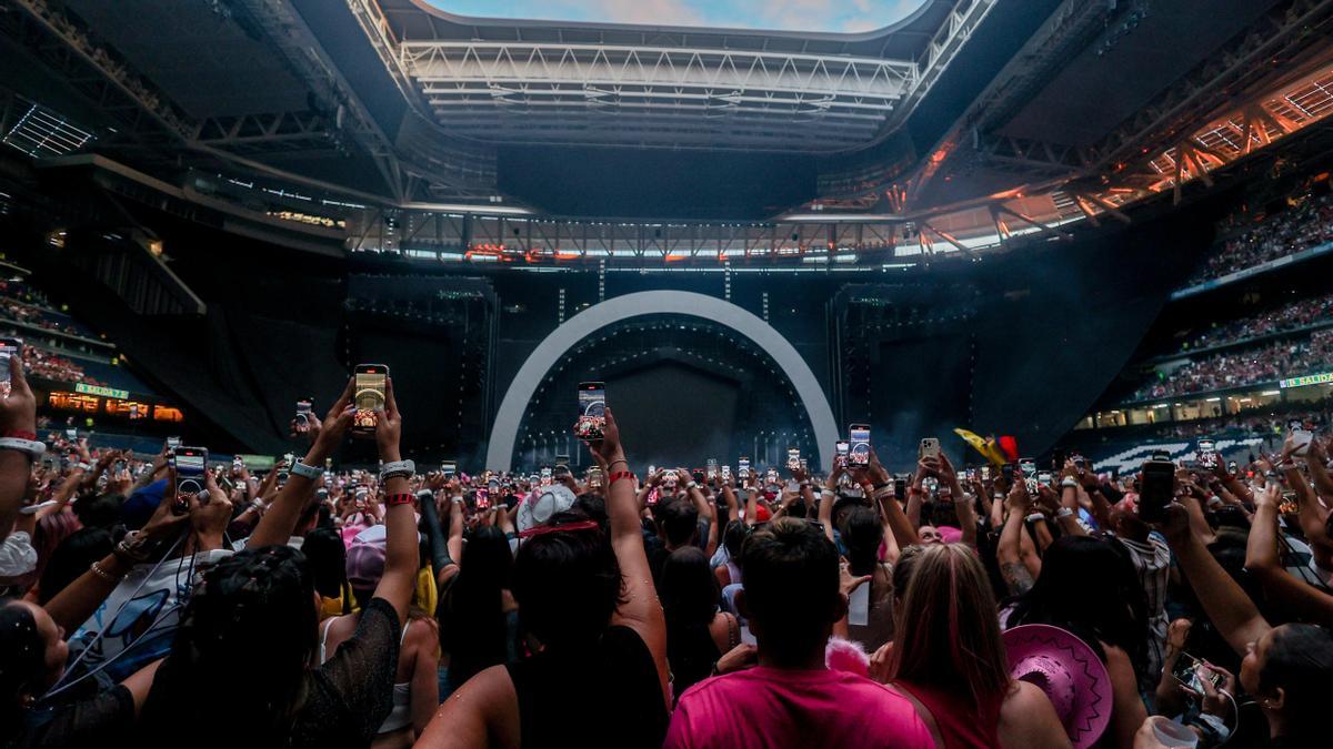 Ambiente previo al concierto de Karol G en el Santiago Bernabéu.