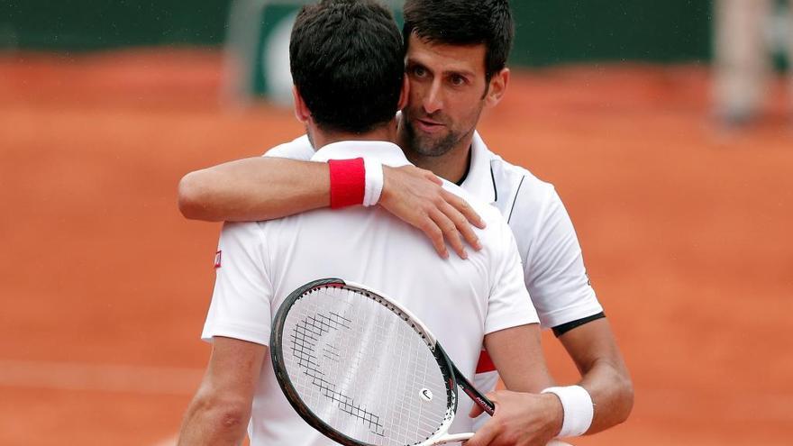 Djokovic abraza a Bautista