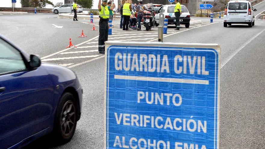 Control policial ayer en la rotonda de Marzagán.