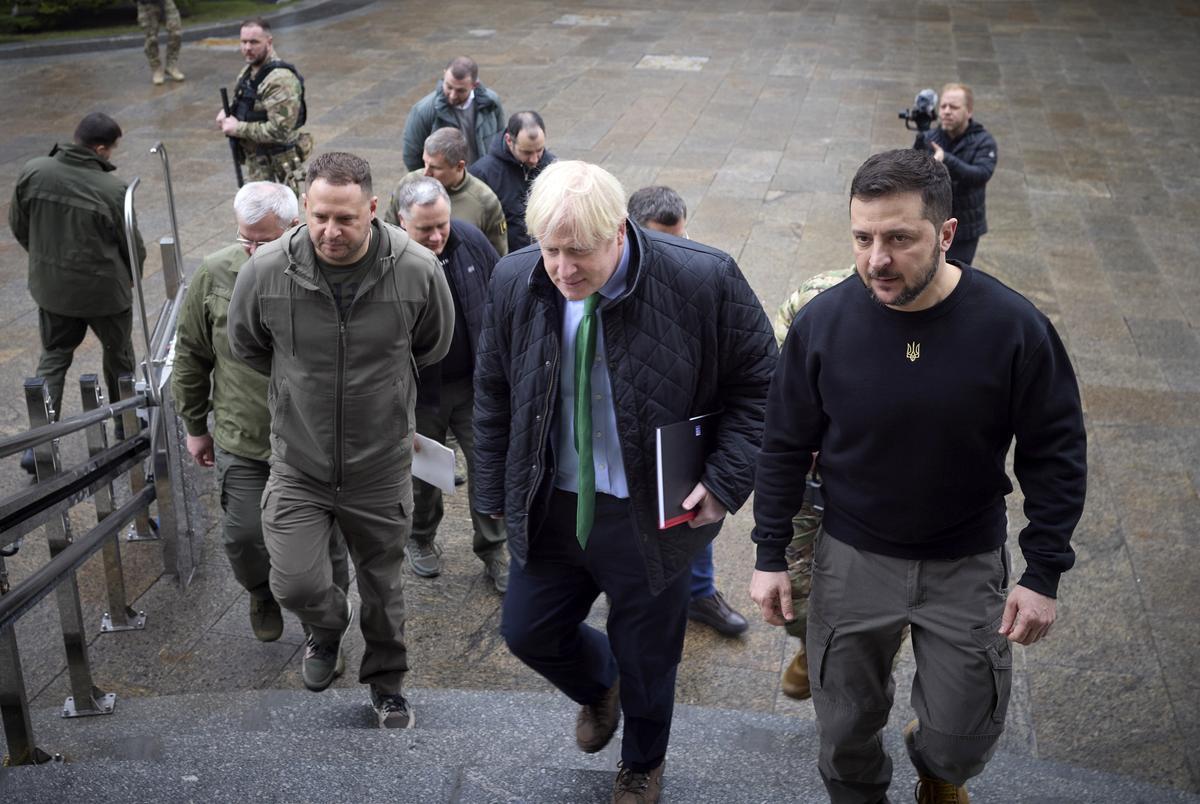 El presidente ucraniano Volodymyr Zelensky da la bienvenida al ex primer ministro británico Boris Johnson para una reunión en Kyiv, Ucrania, el 22 de enero de 2022 en medio de la invasión rusa.