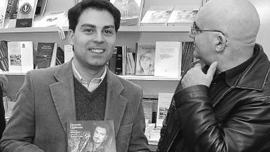 Gerardo Quintana, con el libro sobre Tino Casal, junto a Javier Blanco.