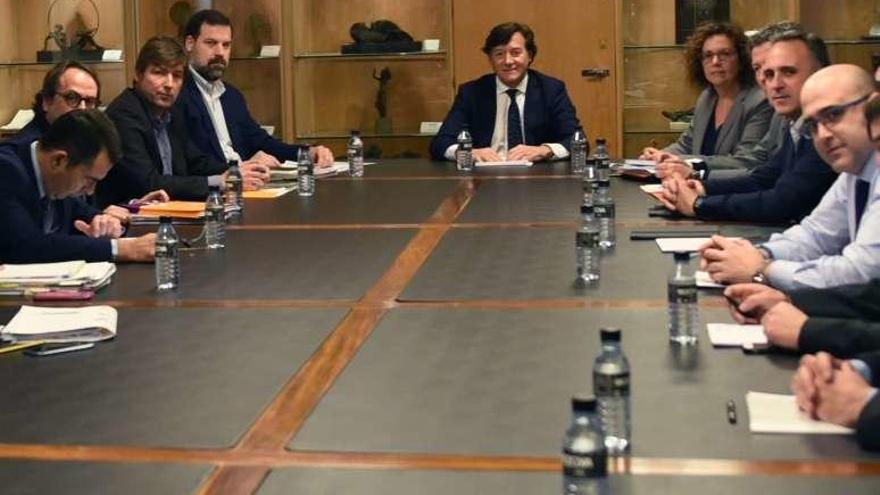 José Manuel Lete, secretario de Estado, presidiendo la mesa de negociación entre la ACB y la Asociación de Baloncestistas Profesionales.