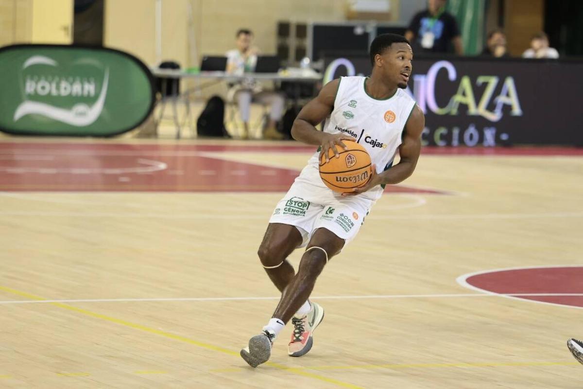 Mike Nuga controla el balón en el partido ante el Covirán.