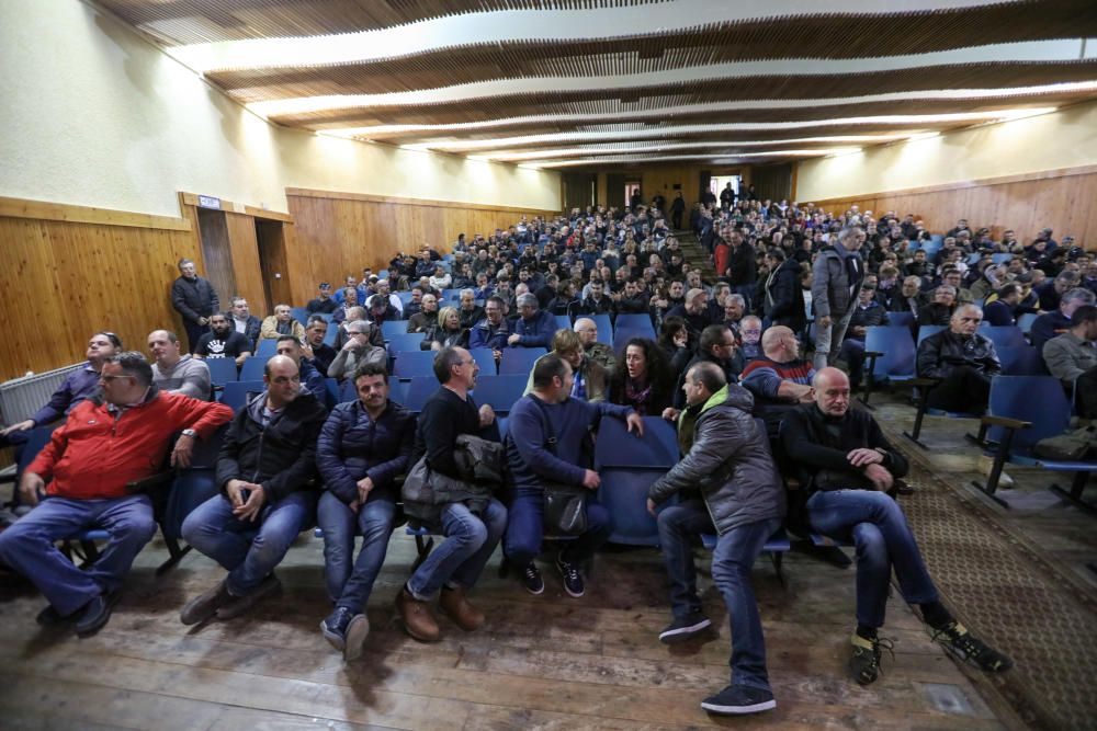 Asamblea multitudinaria de taxistas para plantar cara a Uber