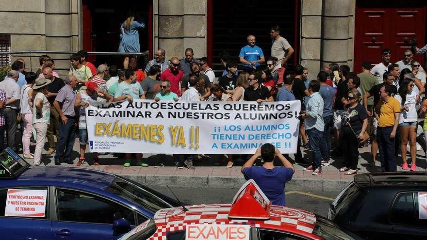 Protesta de trabajadores de autoescuelas el mes pasado en Ourense. // Jesús Regal