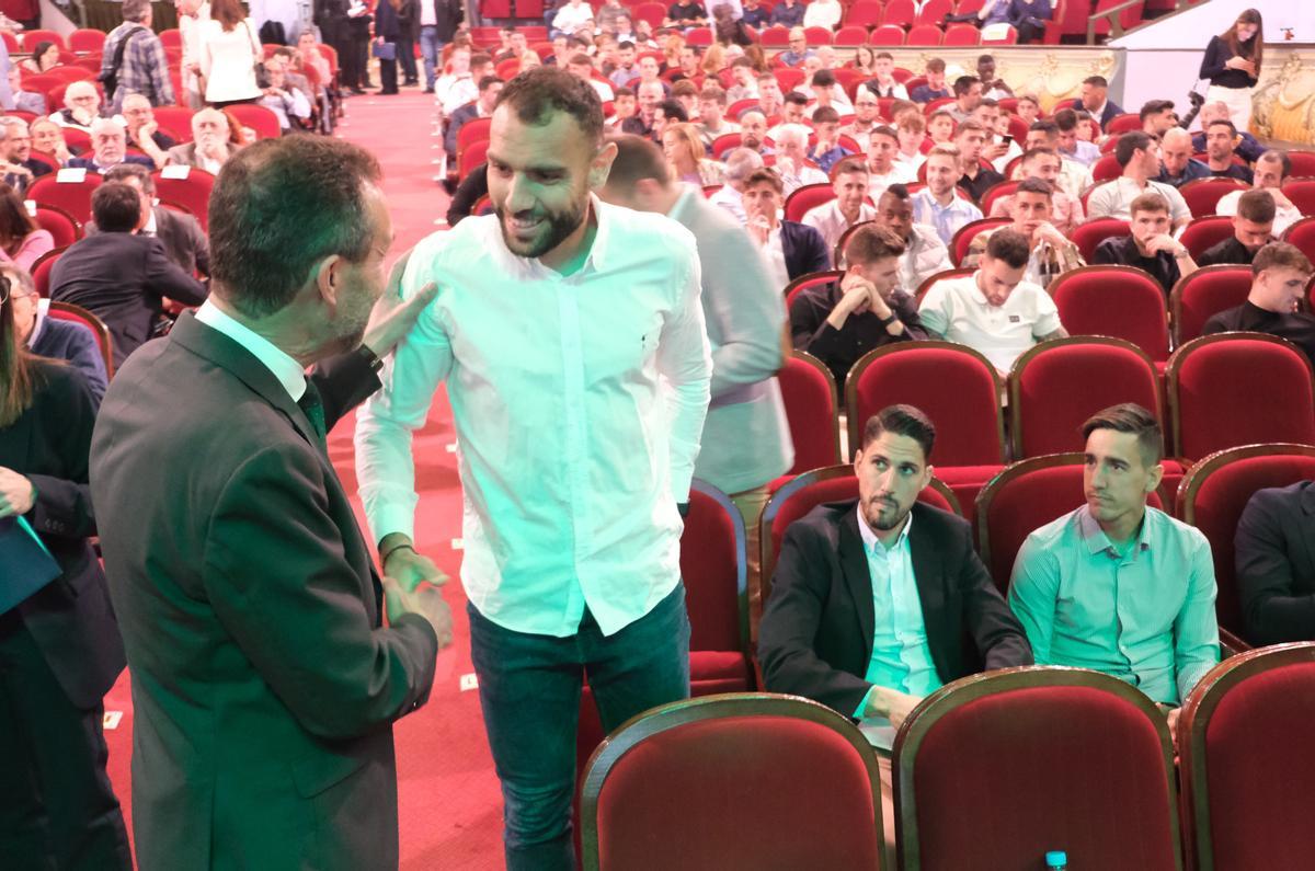 El alcalde, Carlos González, saluda a Gonzalo Verdú, con el resto de jugadores de la plantilla detrás