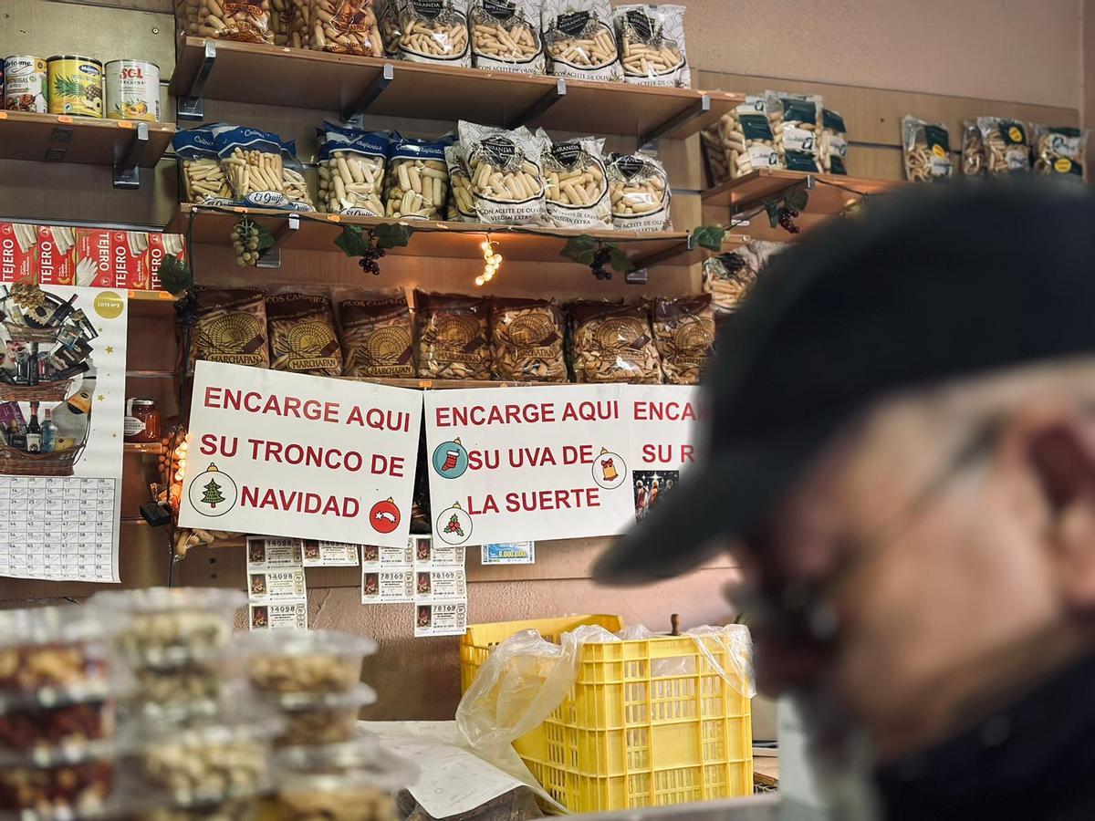 Un vecino compra en la panadería Pan de Alcalá, frente al Mercado del Cerro del Águila.