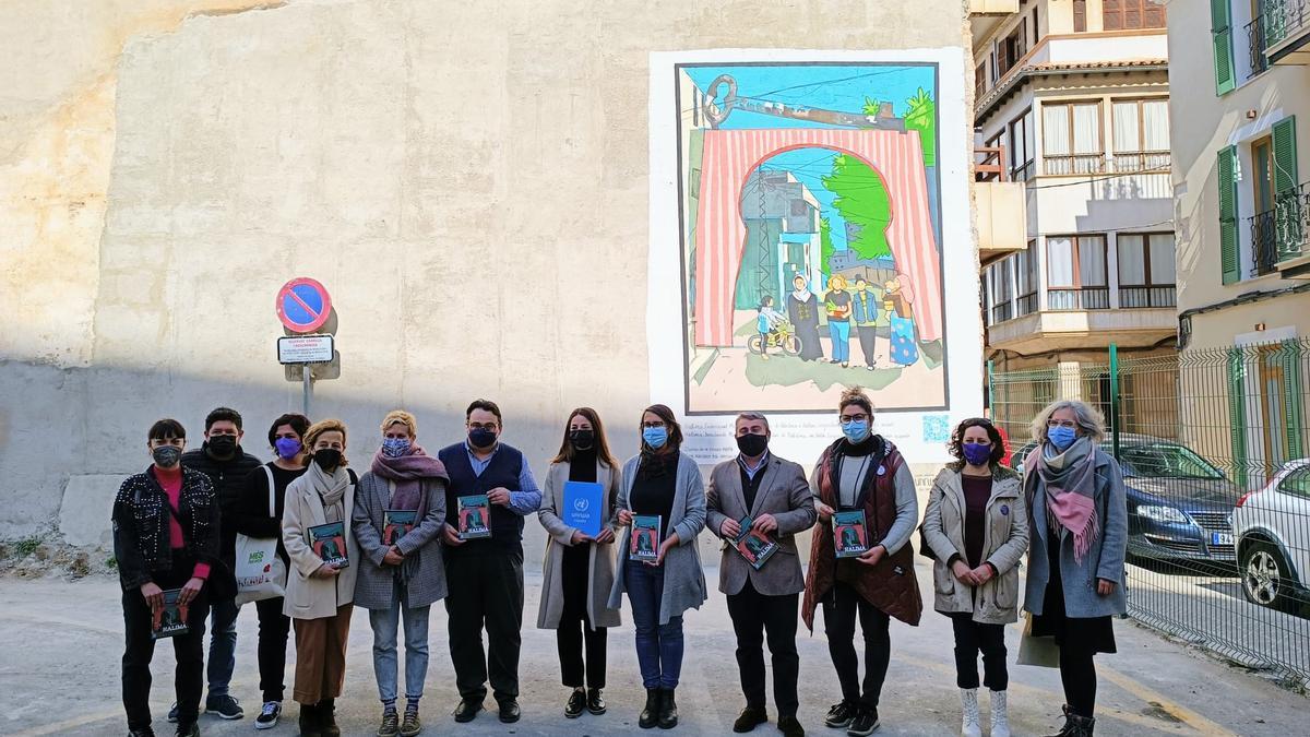 Autoridades y creadores, frente al mural inaugurado hoy en Inca.