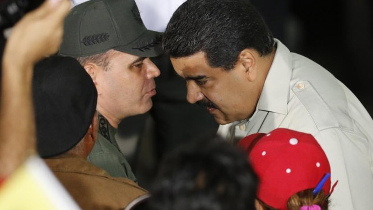 Nicolás Maduro escucha a su ministro de Defensa, Padrino López, este jueves en Caracas.