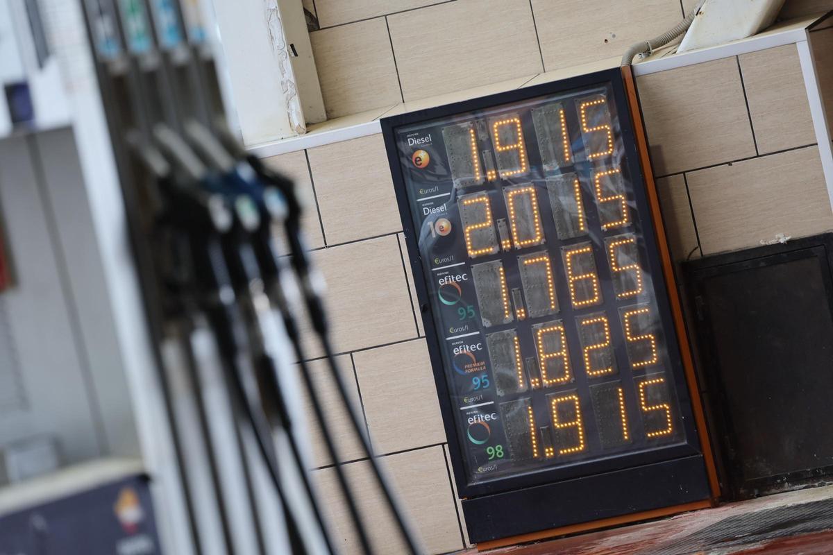 Panel con los precios de los carburantes en una gasolinera de Castellón este martes.