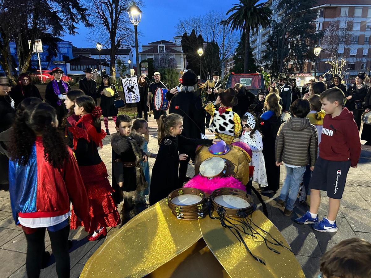 EN IMÁGENES: Grado despide su carnaval y llora el enterro del moscón
