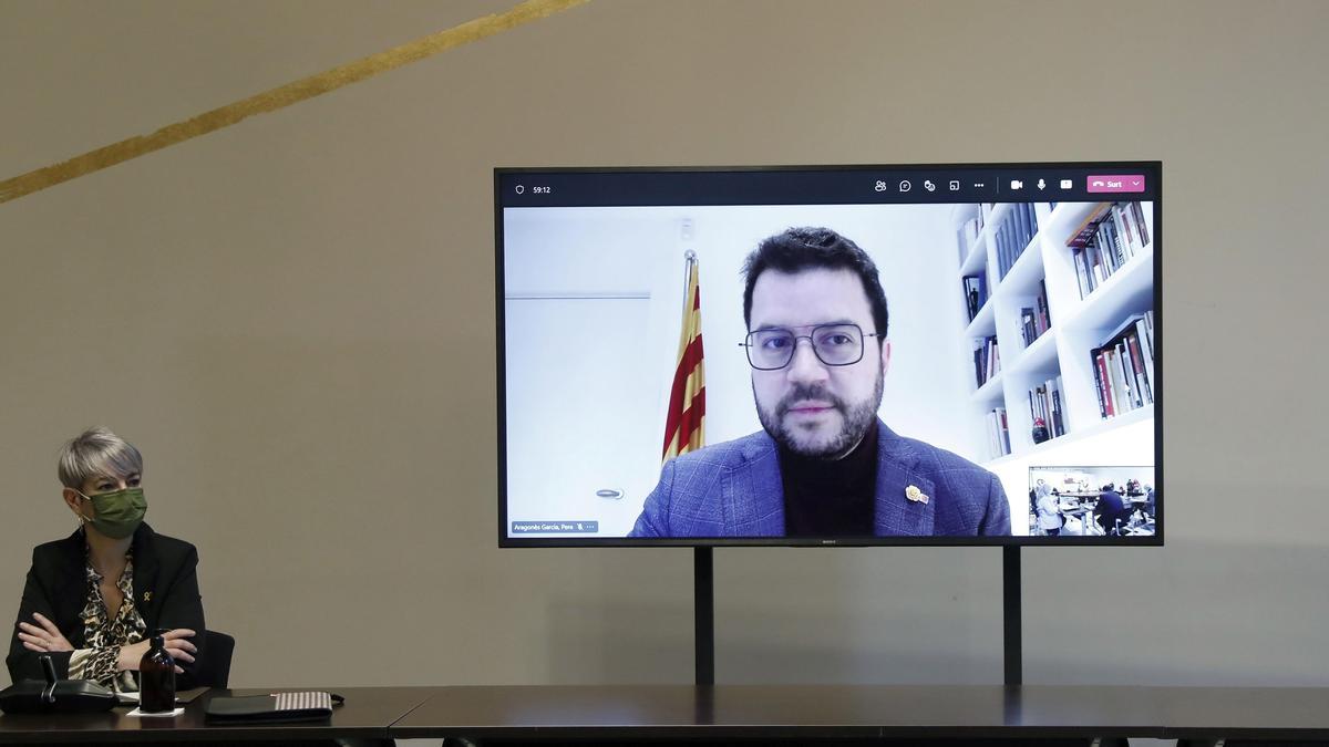 BARCELONA, 25/01/2022.- Las conselleras de Justícia, Lourdes Ciuró (i), y de Derechos Sociales, Violant Cervera (d), durante la reunión semanal del gobierno catalán en la que el presidente Aragonès ha participado de forma telemática por estar confinado y que se celebra a la espera de que se concrete cuál será la fecha de la próxima reunión de la mesa de diálogo entre el Gobierno y la Generalitat. EFE/Andreu Dalmau