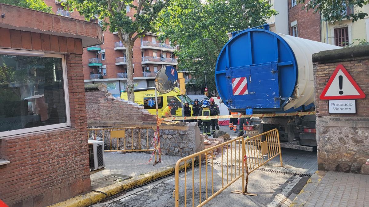 El muro que ha caído en la calle de Sant Antoni Maria Claret y servicios de emergencia en la zona