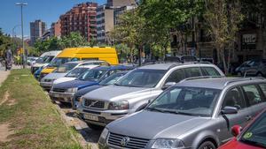 Vehículos aparcados en la avenida Roma de Barcelona.