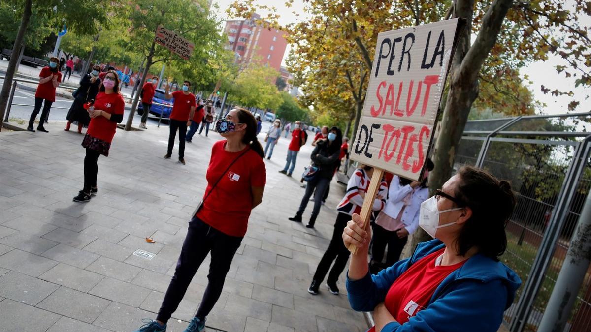 Concentración de los profesores del instituto Terra Roja de Santa Coloma de Gramenet.