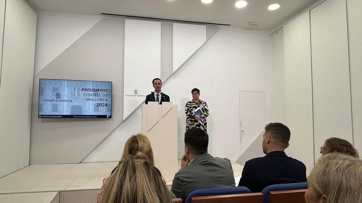 Llorenç Galmés y María del Pilar Bonet, este viernes durante la presentación de los presupuestos del Consell.