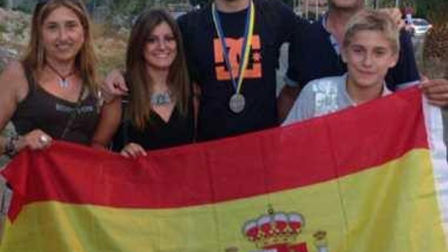 Adrián Nolasco, con su familia, luce la medalla de plata.