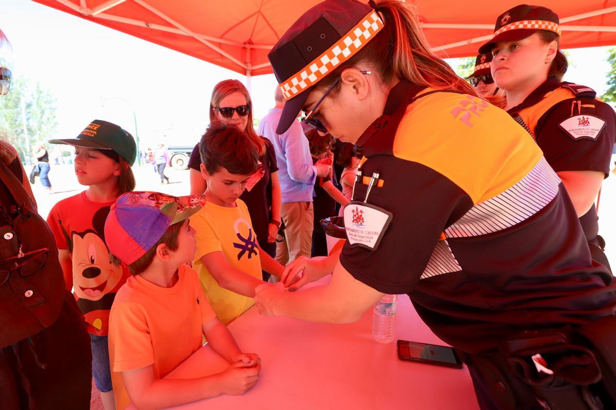 Feria de mayo ambiente el miercoles Proteccion Civil poniendo pulseras identificadoras el dia de los niños