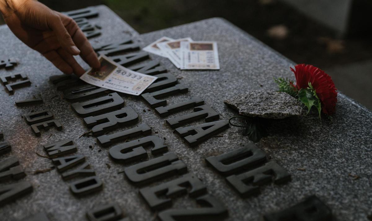 Cada vez más gente visita la tumba de Doña Manolita para 'bendecir' sus décimos de Navidad.