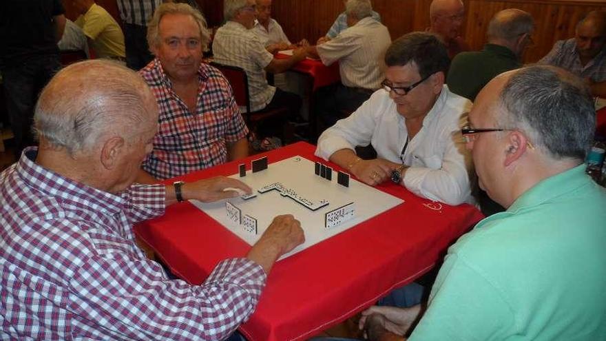 Una partida de dominó en el Casino de Candás.