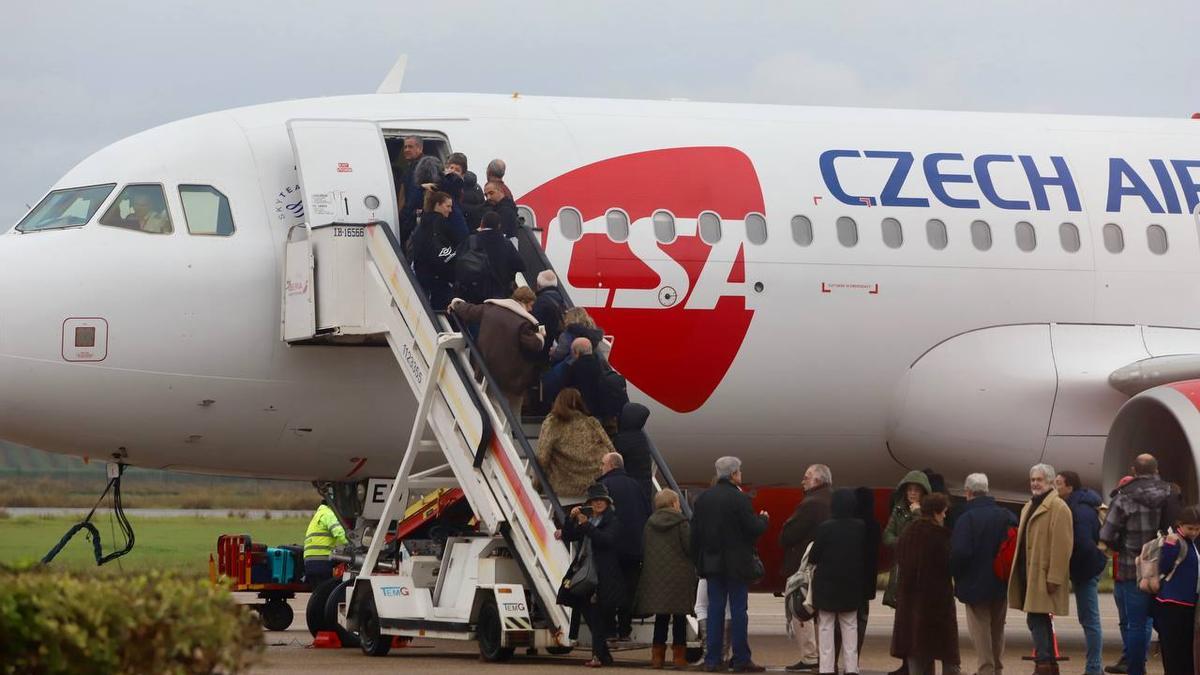 Viajeros suben al avión a Praga que salió en diciembre desde el aeropuerto de Córdoba