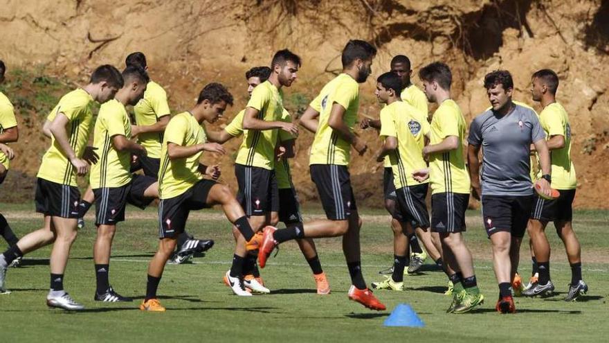 Los jugadores del Celta B, en la primera sesión de entrenamiento de la temporada en A Madroa. // R.Grobas