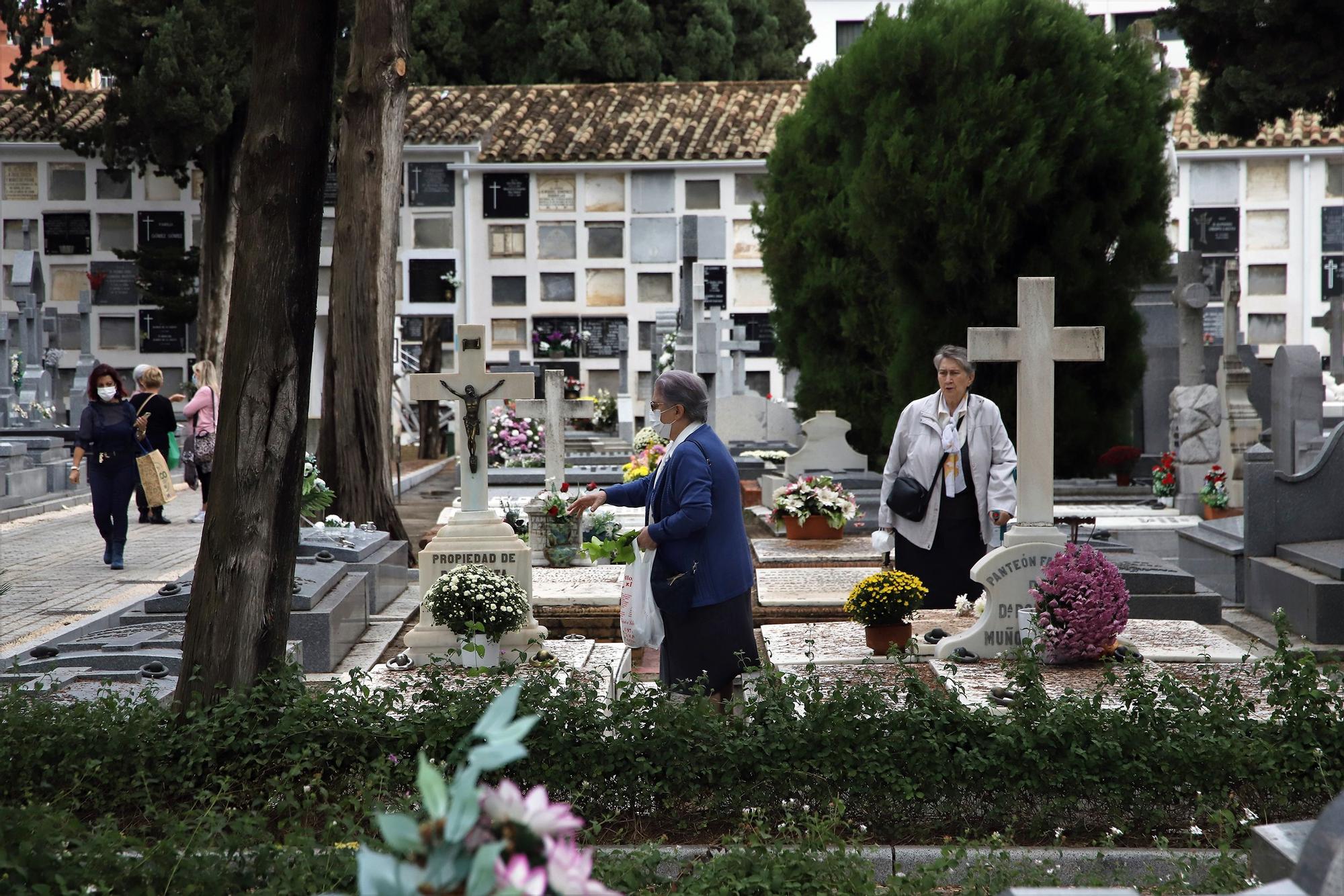 La lluvia da tregua en Córdoba para un día de visita a los cementerios sin bulla