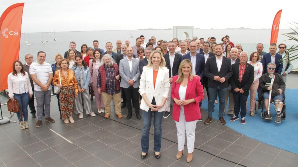 Patricia Guasp y María José Ros , junto a miembros de Ciudadanos.