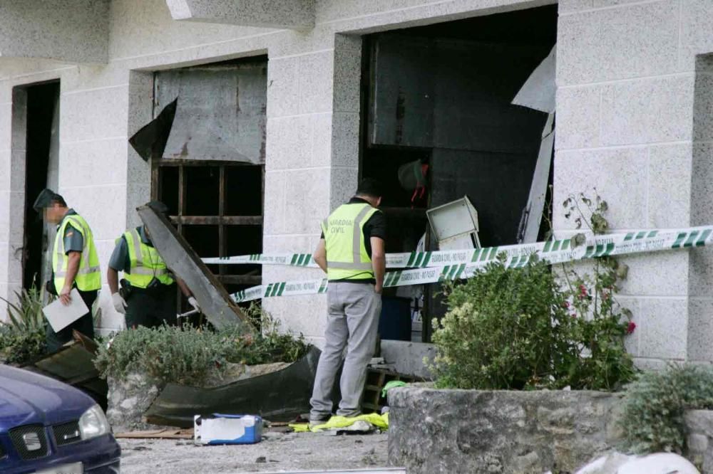 No hubo heridos, pero sí importantes daños materiales: tabiques y puertas derribados y coches con impactos