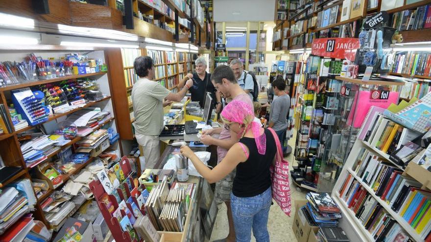 Clientes en una librería de la ciudad