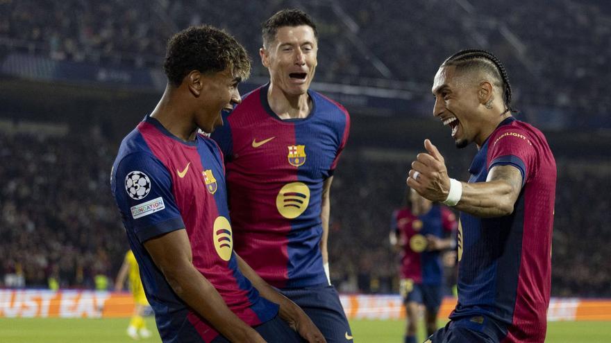 Lamine Yamal, Lewandowski y Raphina, en los festejos del cuarto gol al Borussia Dortmund.