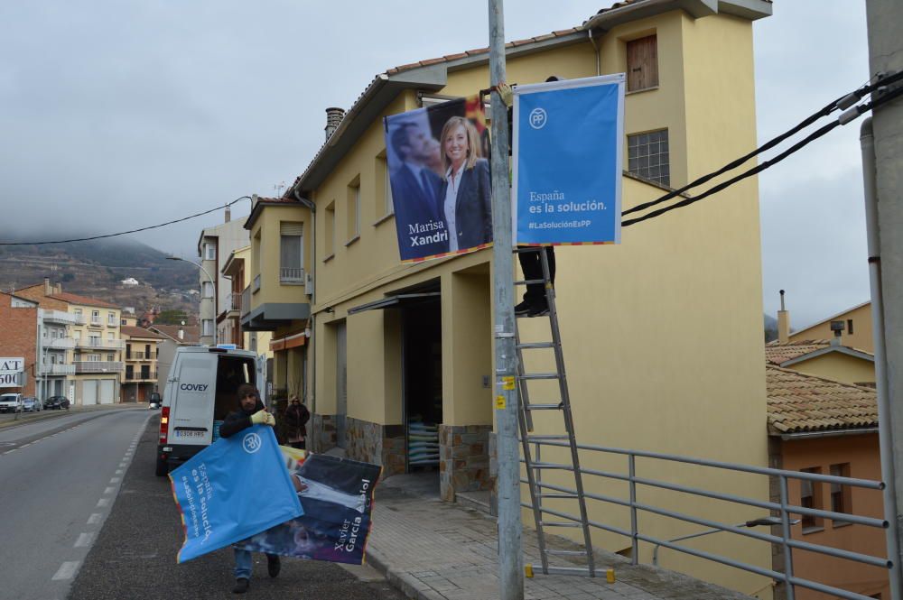 Canviant les banderoles del PP a Berga