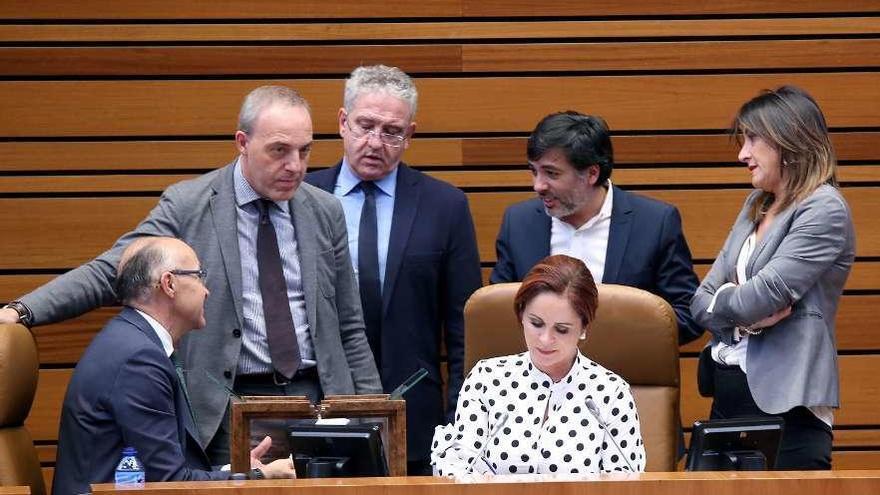 Los componentes de la Mesa de las Cortes durante el recuento para la elección del procurador del Común.